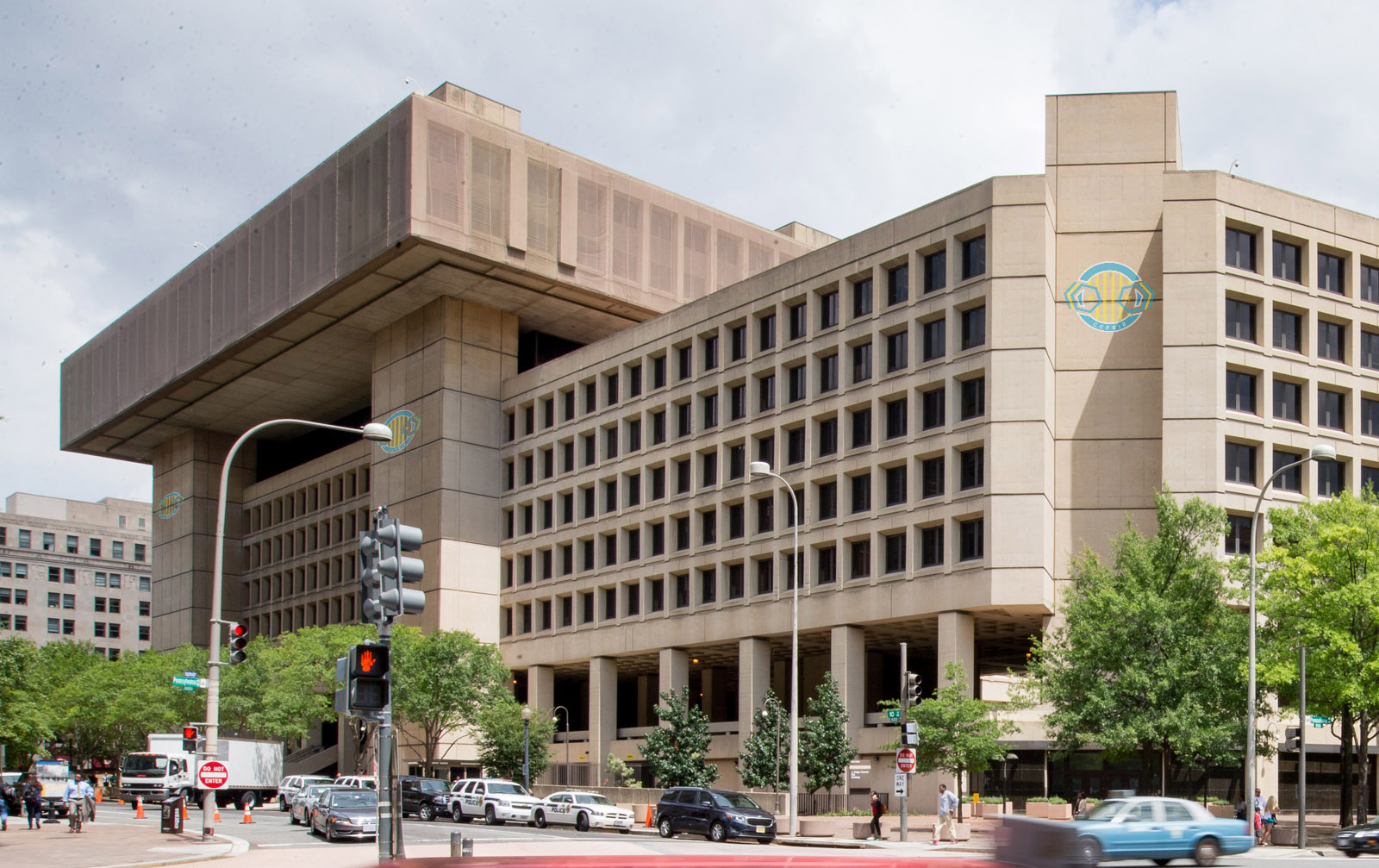 The J. Edgar Hoover Building, The Federal Bureau of Investigation headquarters, Wednesday, Aug. 19, 2015, in Washington. (AP Photo/Andrew Harnik)